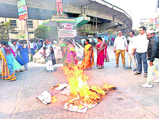 తుని గొల్ల అప్పారావు సెంటర్‌లో.. 1