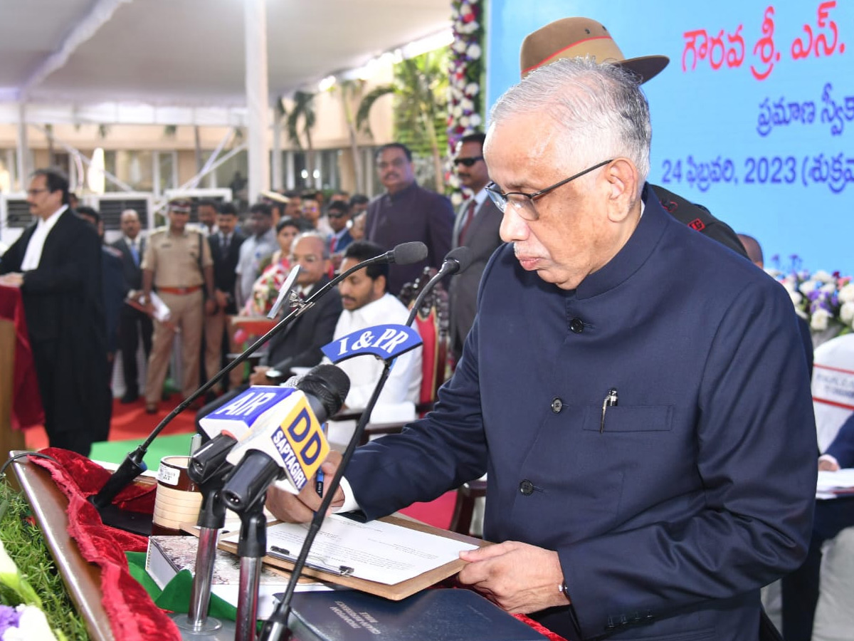 Justice Abdul Nazeer takes oath as Andhra Pradesh Governor Photos - Sakshi11