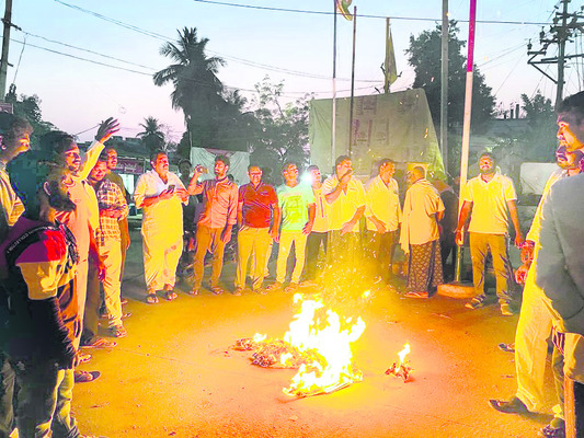 భీమడోలు గాంధీబొమ్మ సెంటర్లో నిరసన3