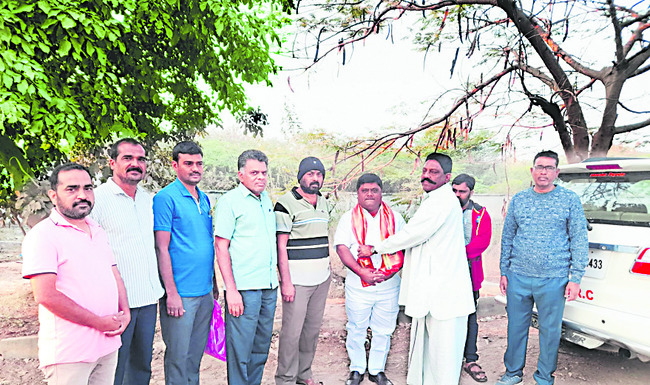 పురుషోత్తంరెడ్డిని సన్మానిస్తున్నకాలనీ వాసులు 1