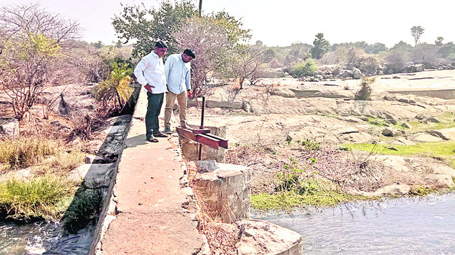 తూమును పరిశీలిస్తున్న అధికారులు2