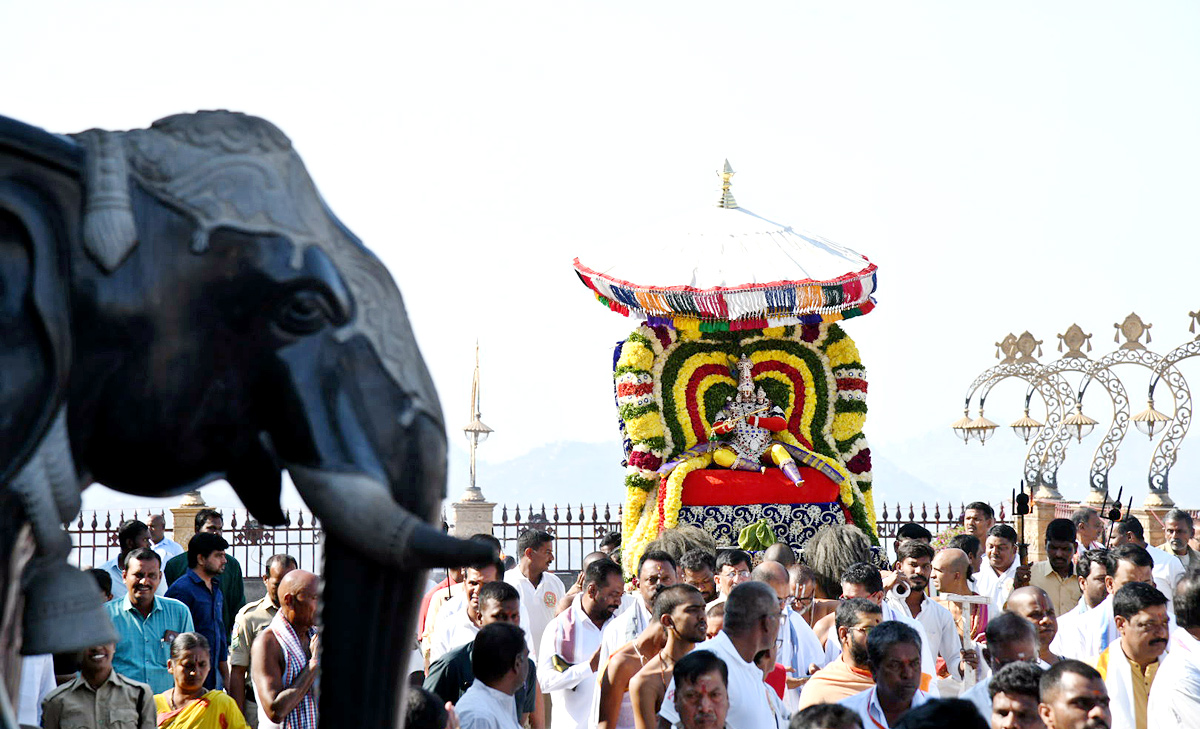 Huge Devotees Rush at Yadadri Sri Lakshmi Narasimha Swamy Temple  - Sakshi17