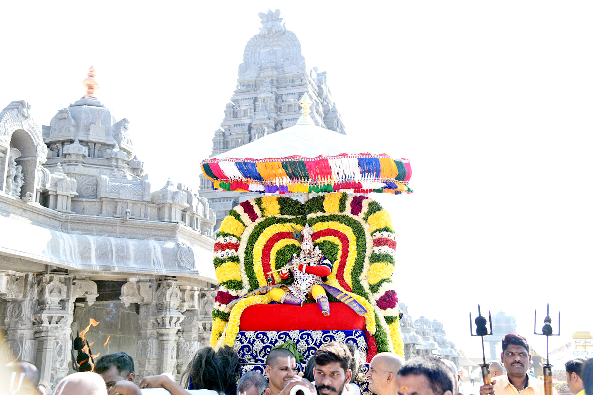 Huge Devotees Rush at Yadadri Sri Lakshmi Narasimha Swamy Temple  - Sakshi18