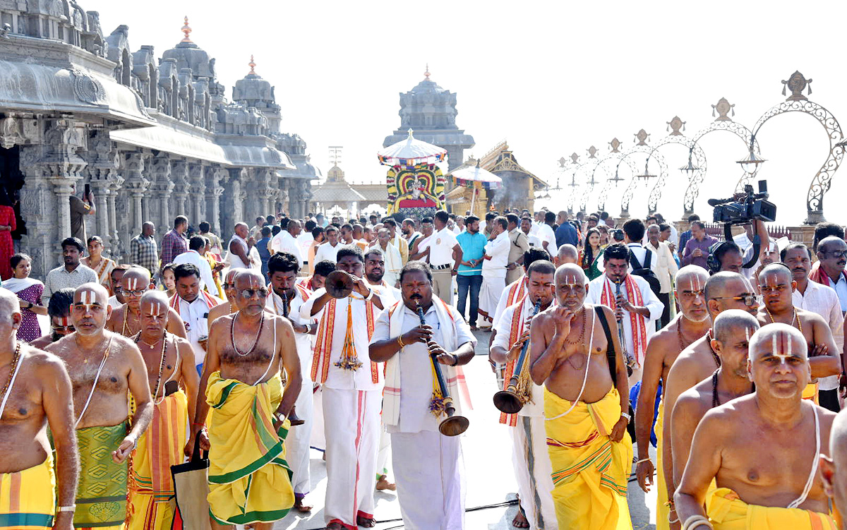 Huge Devotees Rush at Yadadri Sri Lakshmi Narasimha Swamy Temple  - Sakshi19