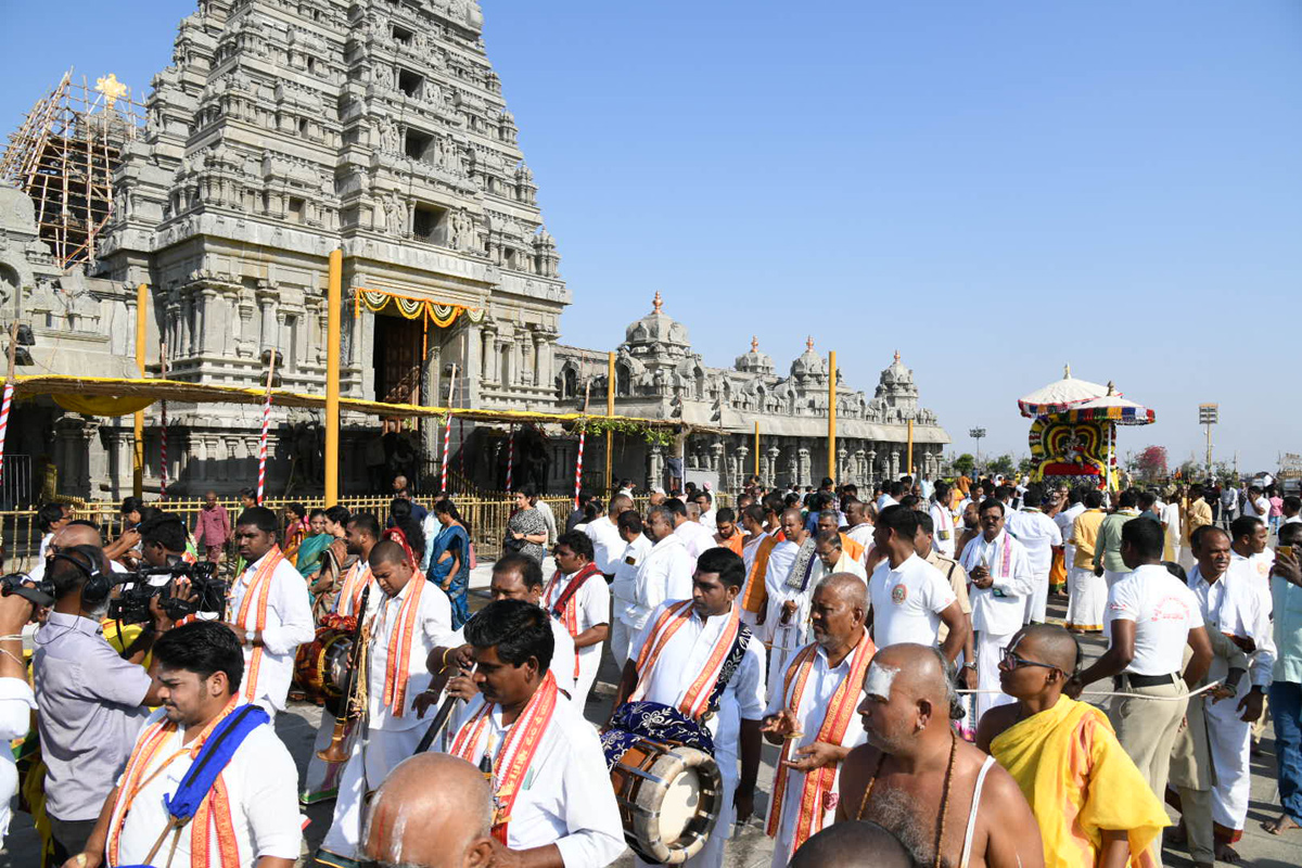 Huge Devotees Rush at Yadadri Sri Lakshmi Narasimha Swamy Temple  - Sakshi21