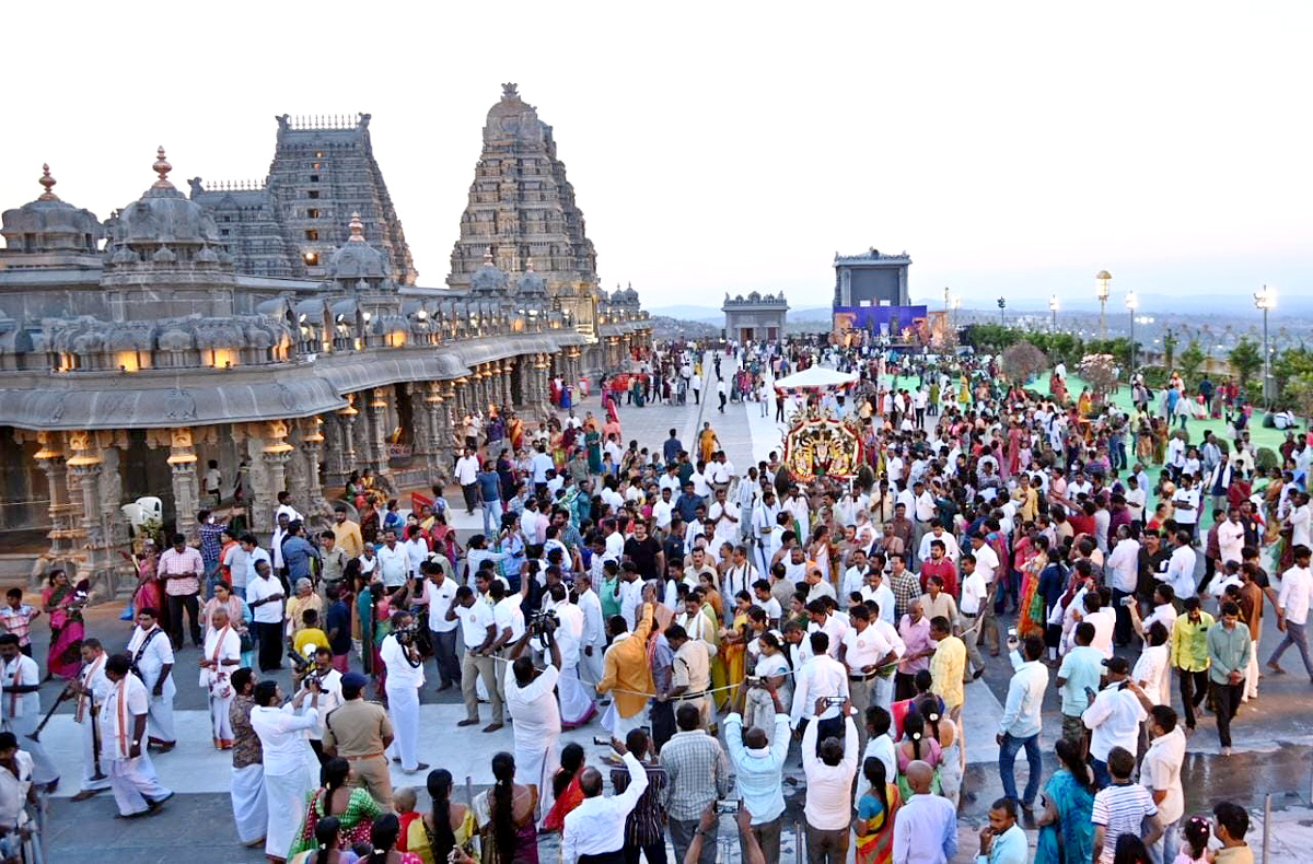 Huge Devotees Rush at Yadadri Sri Lakshmi Narasimha Swamy Temple  - Sakshi4