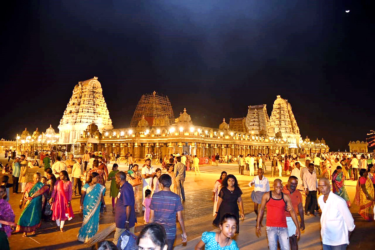 Huge Devotees Rush at Yadadri Sri Lakshmi Narasimha Swamy Temple  - Sakshi14