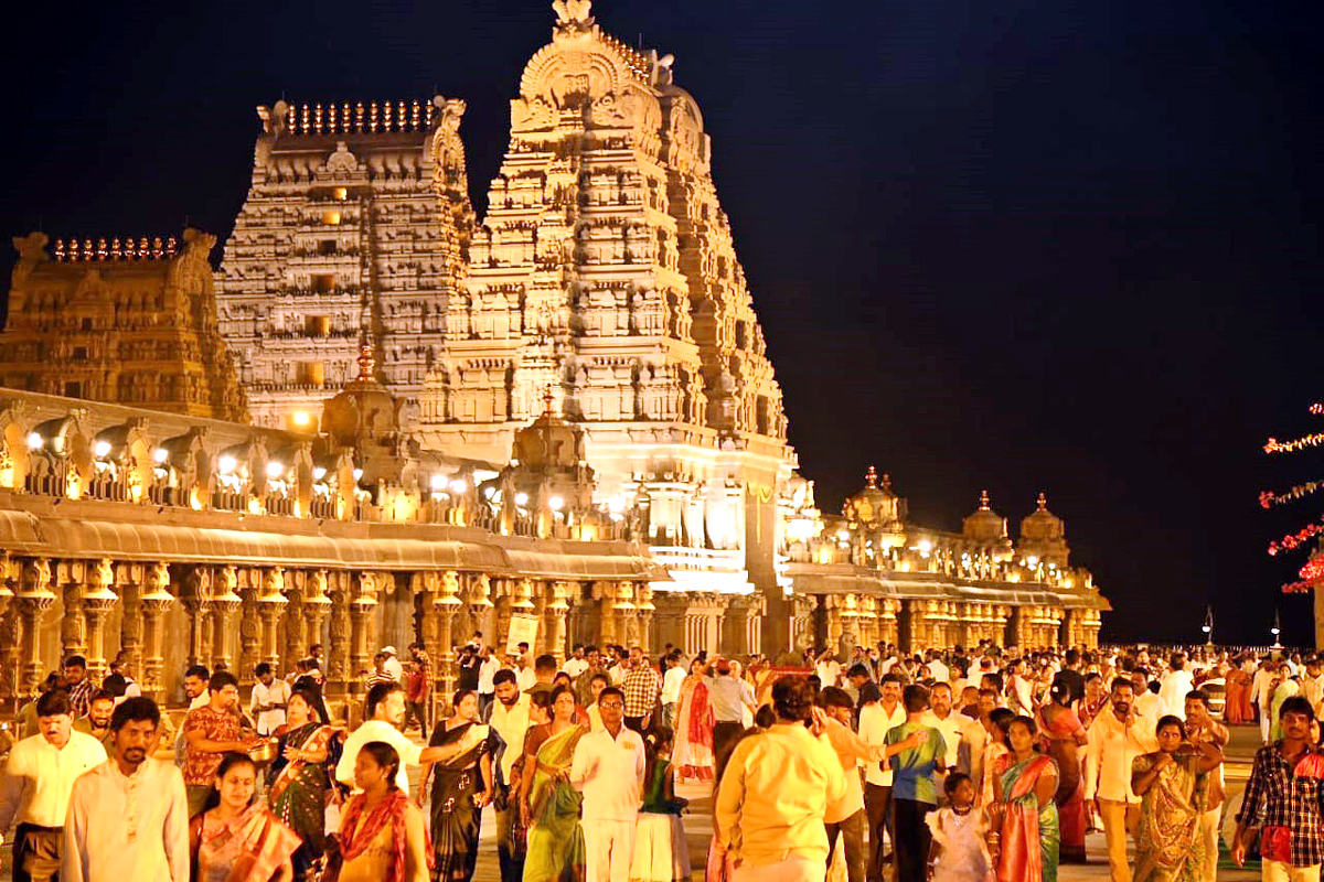 Huge Devotees Rush at Yadadri Sri Lakshmi Narasimha Swamy Temple  - Sakshi15