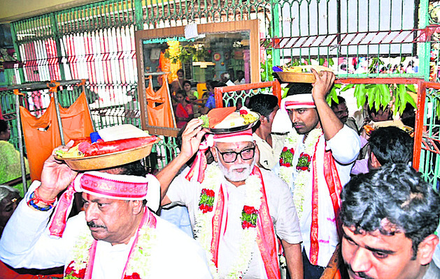 స్వామివారికి పట్టువస్త్రాలు తీసుకువస్తున్న 
మంత్రులు కొట్టు, అంబటి, ఎంపీ లావు1