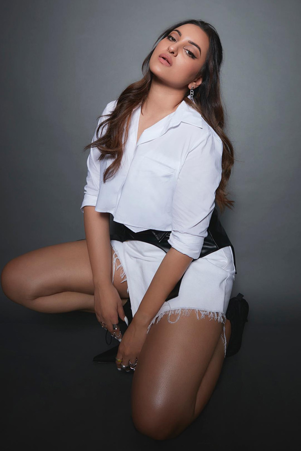 Bollywood Beauty Sonakshi Sinha Photos - Sakshi4