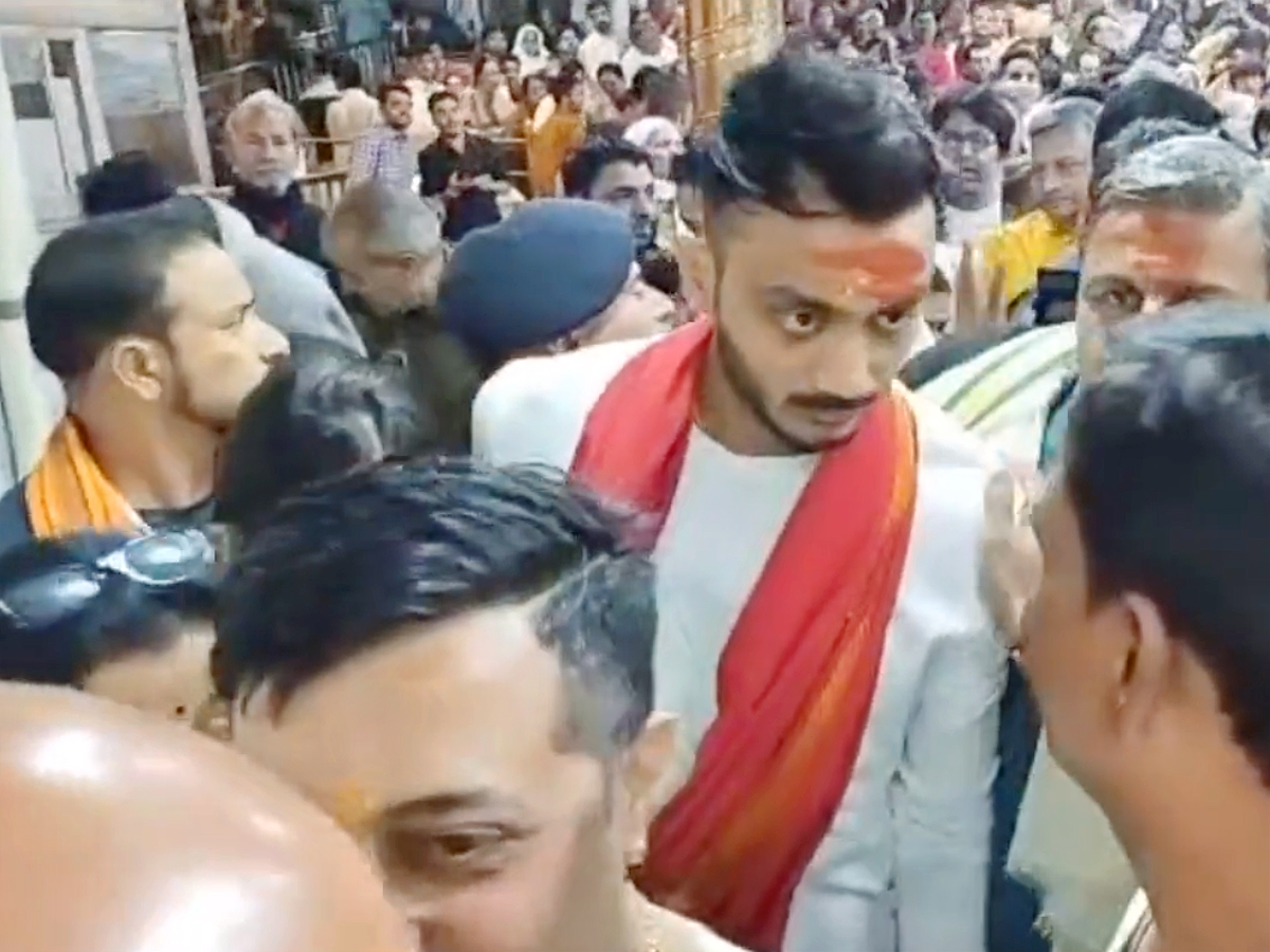 Indian Cricketer Axar Patel Visits Baba Mahakal Temple - Sakshi2