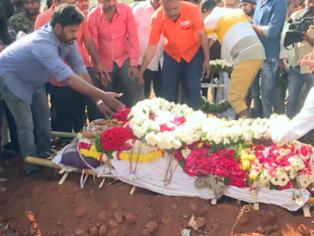 K Viswanath Funeral At Hyderabad Photo - Sakshi5