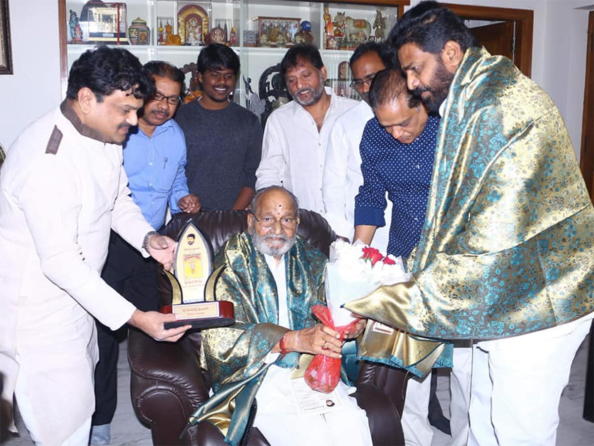 RIP Kalatapasvi: Legendary Director K Viswanath Rare Photos - Sakshi10