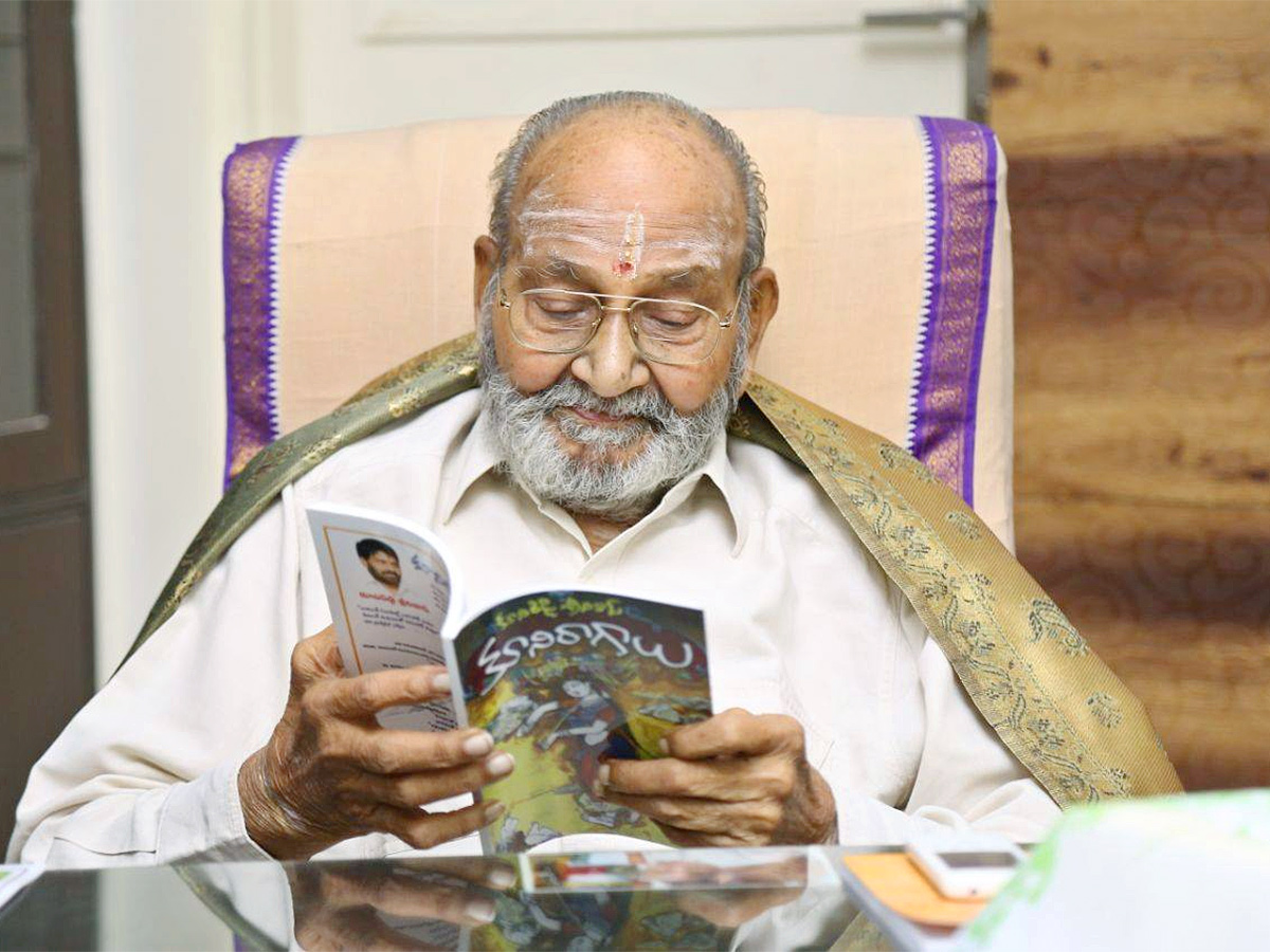 RIP Kalatapasvi: Legendary Director K Viswanath Rare Photos - Sakshi2