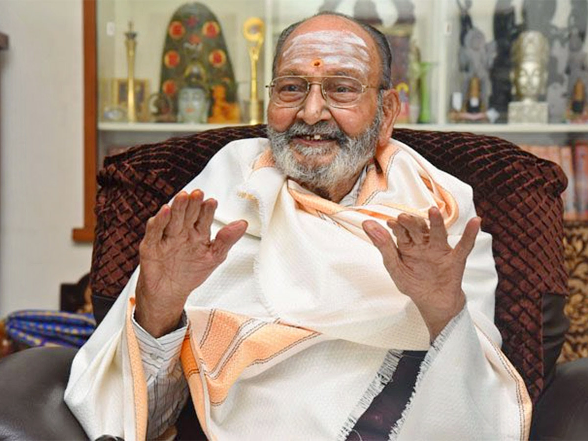 RIP Kalatapasvi: Legendary Director K Viswanath Rare Photos - Sakshi8