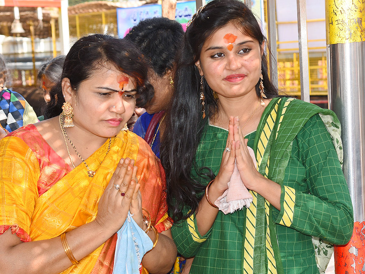 Sammakka Saralamma Chinna Jatara in Medaram Photos - Sakshi10