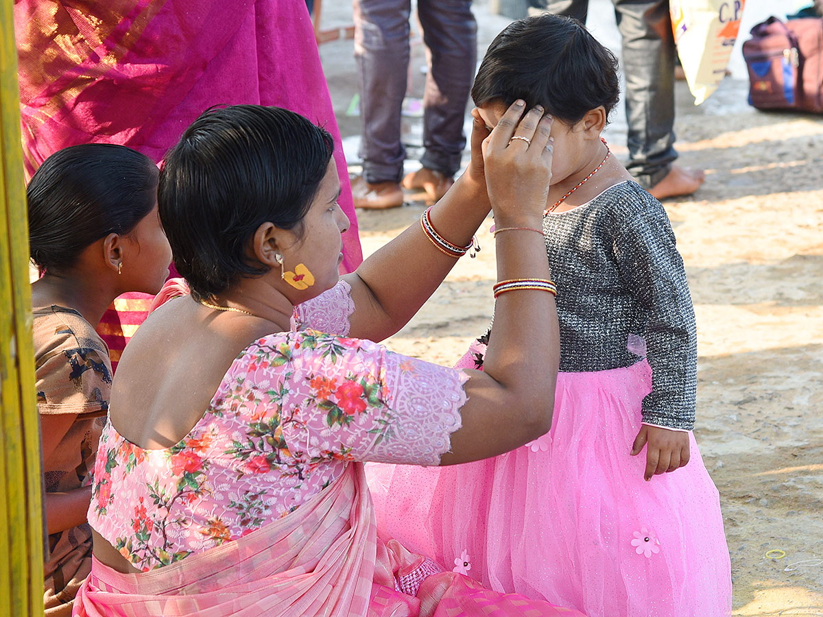 Sammakka Saralamma Chinna Jatara in Medaram Photos - Sakshi11