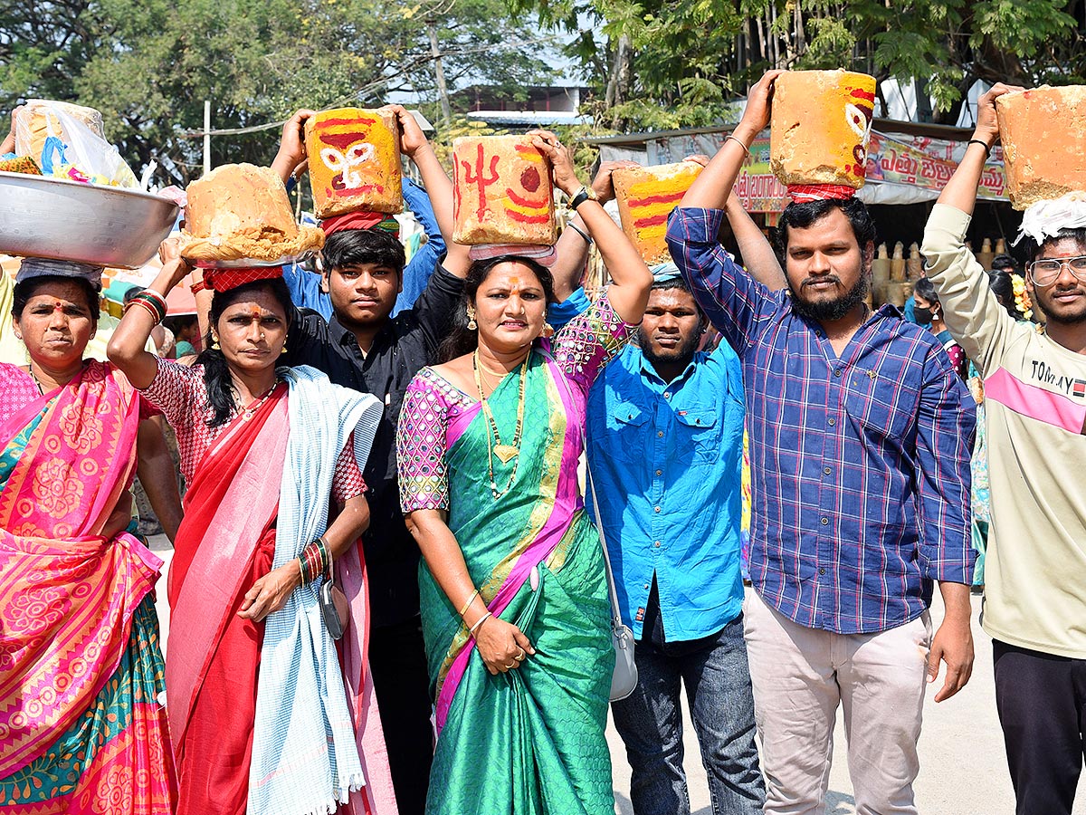 Sammakka Saralamma Chinna Jatara in Medaram Photos - Sakshi12