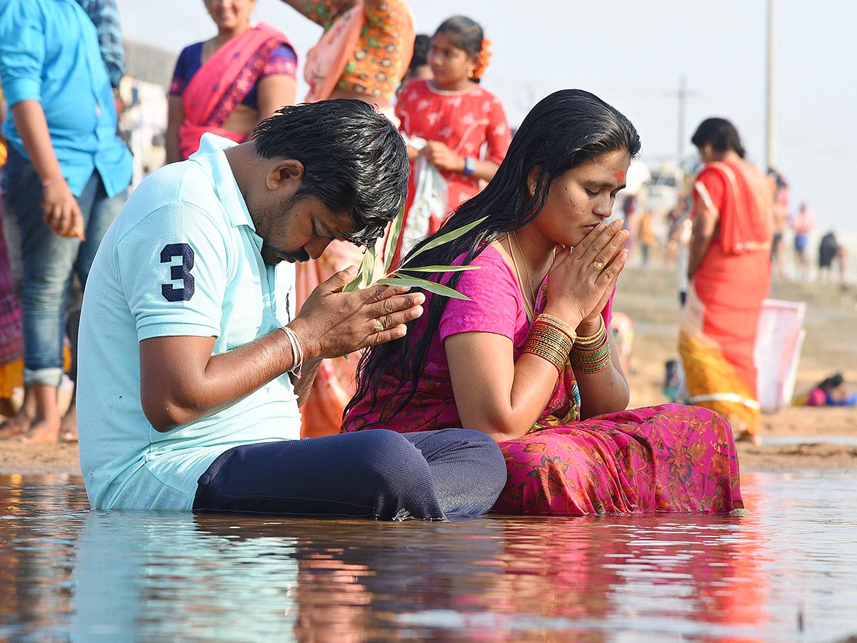 Sammakka Saralamma Chinna Jatara in Medaram Photos - Sakshi13