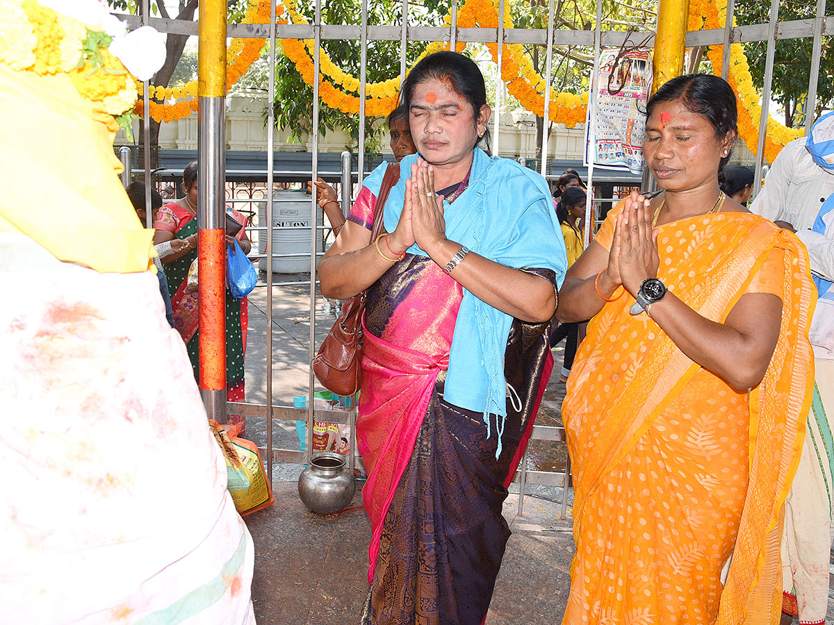 Sammakka Saralamma Chinna Jatara in Medaram Photos - Sakshi15