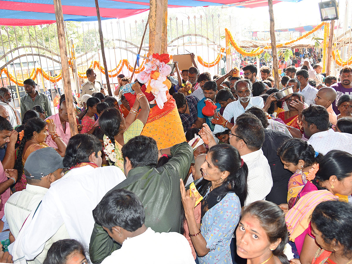 Sammakka Saralamma Chinna Jatara in Medaram Photos - Sakshi16