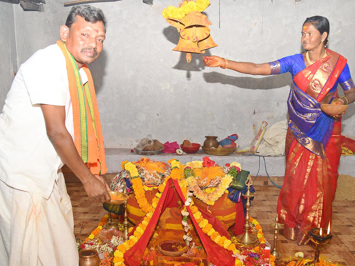 Sammakka Saralamma Chinna Jatara in Medaram Photos - Sakshi17