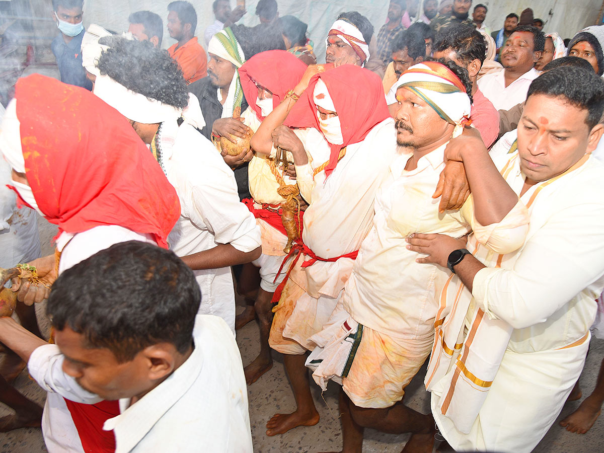 Sammakka Saralamma Chinna Jatara in Medaram Photos - Sakshi18