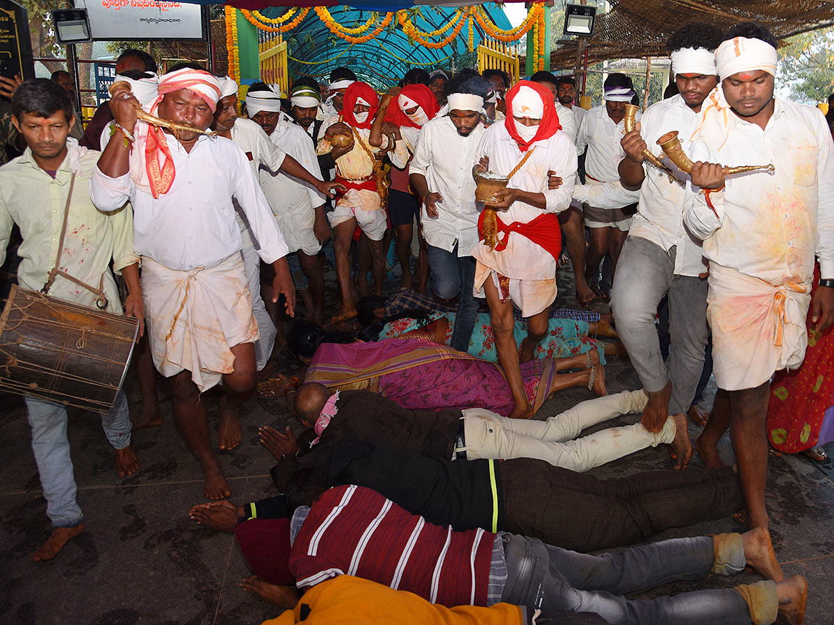 Sammakka Saralamma Chinna Jatara in Medaram Photos - Sakshi2