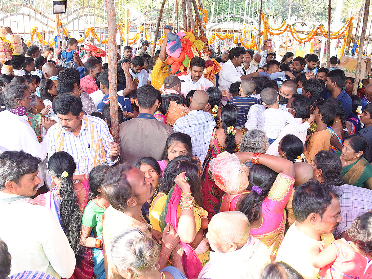 Sammakka Saralamma Chinna Jatara in Medaram Photos - Sakshi4