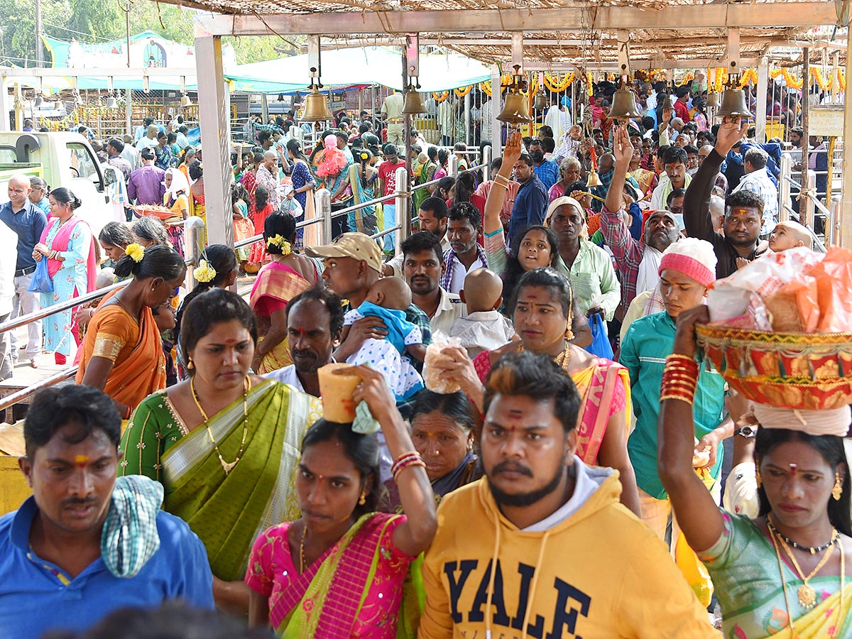 Sammakka Saralamma Chinna Jatara in Medaram Photos - Sakshi5