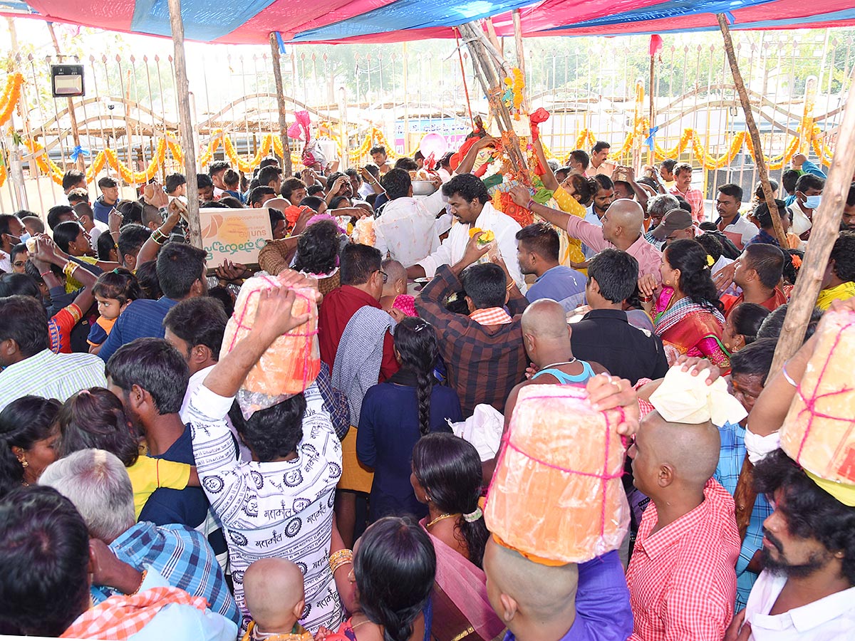 Sammakka Saralamma Chinna Jatara in Medaram Photos - Sakshi7