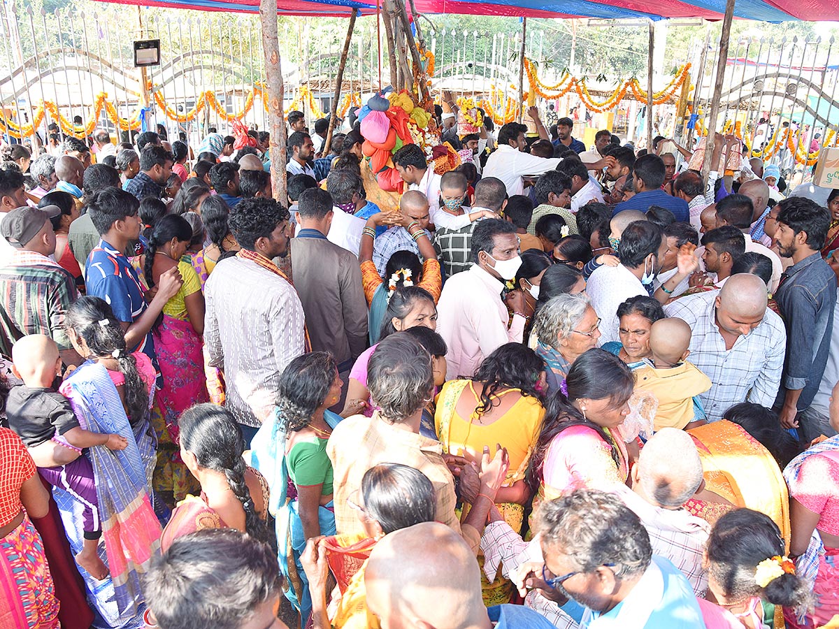 Sammakka Saralamma Chinna Jatara in Medaram Photos - Sakshi8