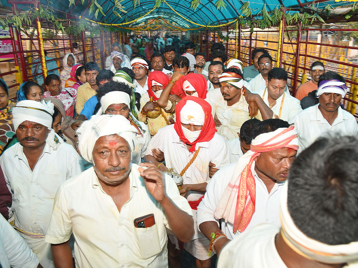 Sammakka Saralamma Chinna Jatara in Medaram Photos - Sakshi9