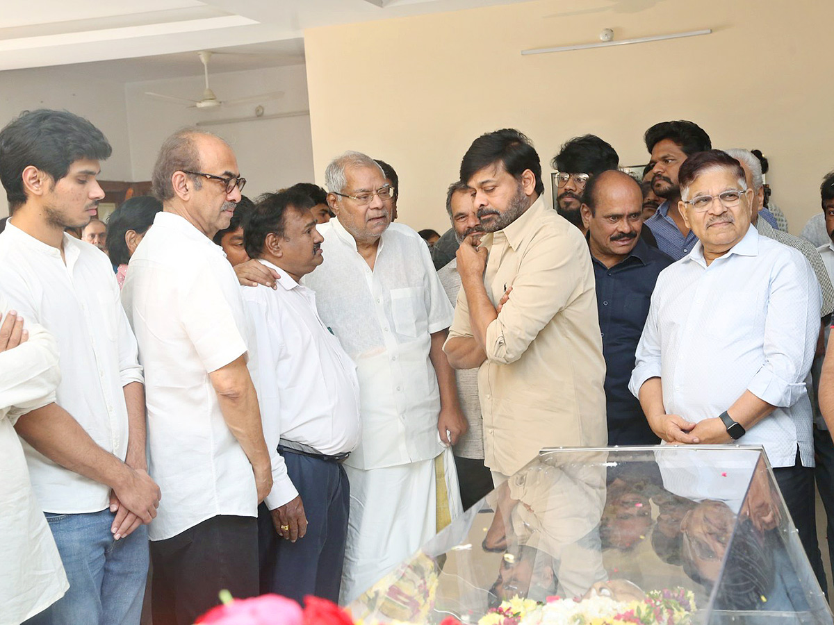 Stars politicians pay last respects to kalatapasvi k viswanath Photos - Sakshi10