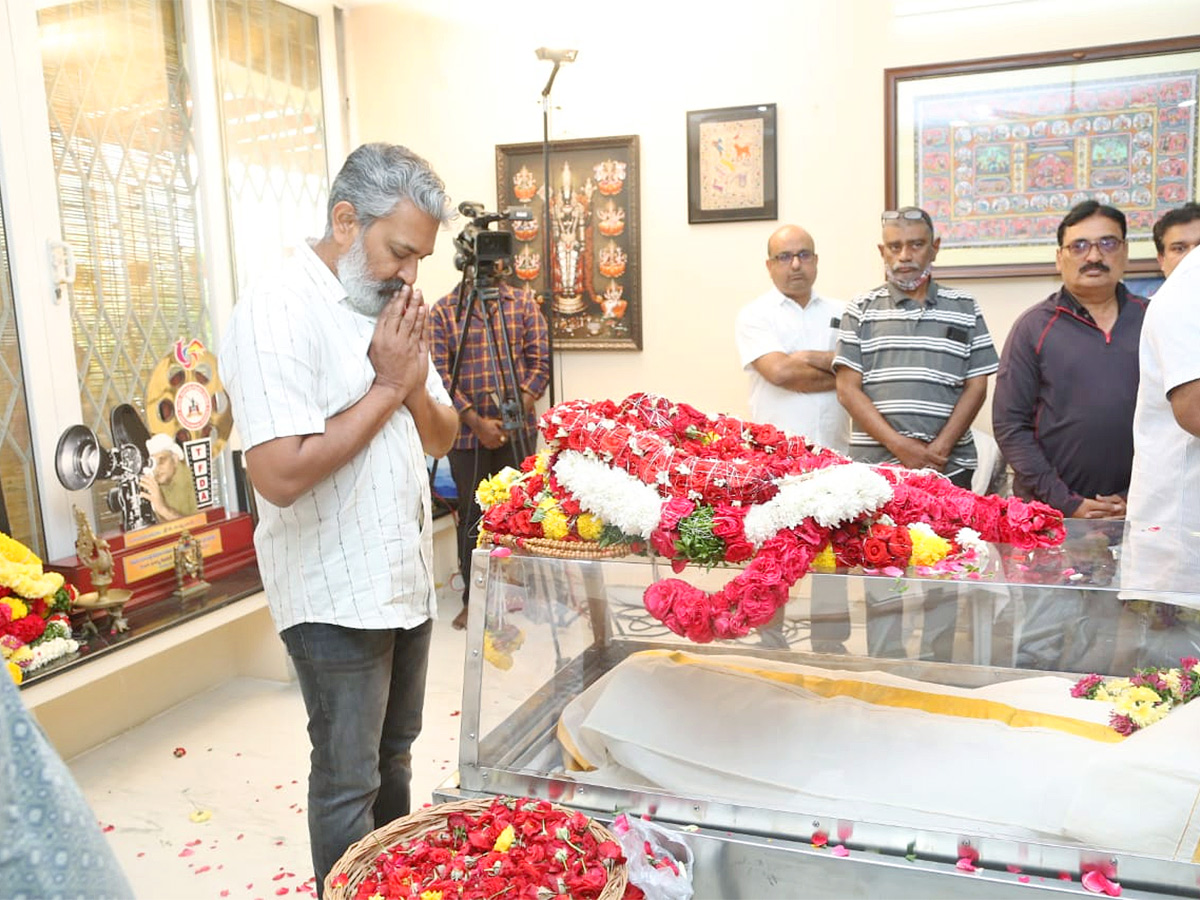 Stars politicians pay last respects to kalatapasvi k viswanath Photos - Sakshi11