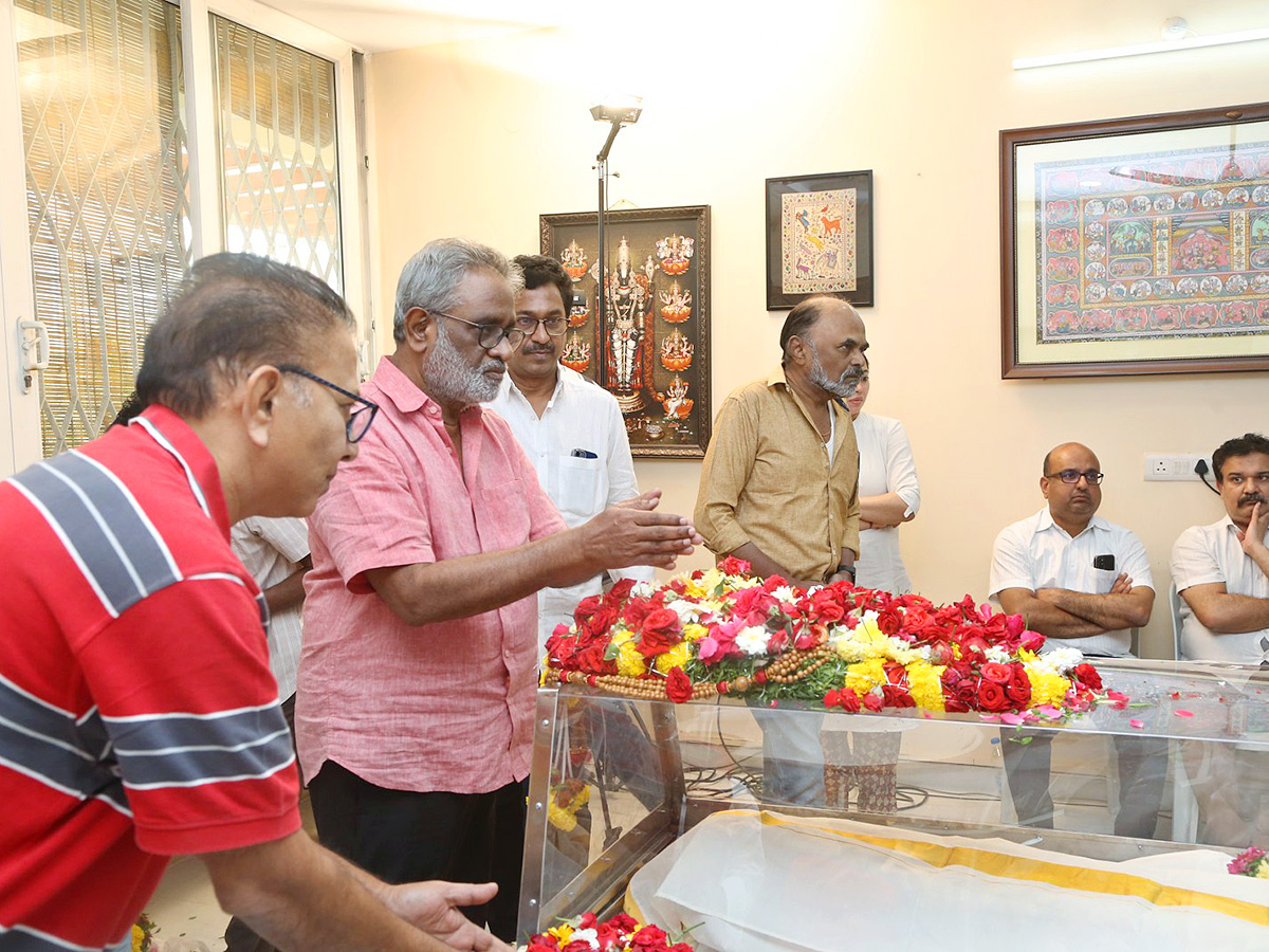 Stars politicians pay last respects to kalatapasvi k viswanath Photos - Sakshi12