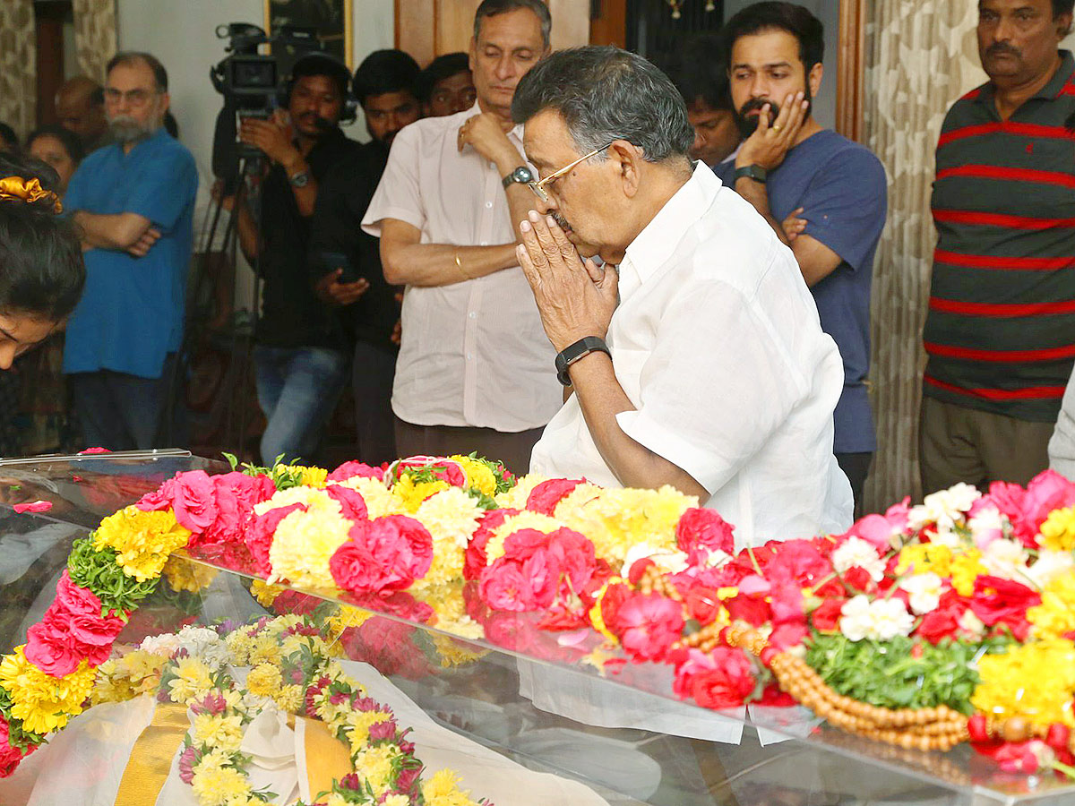 Stars politicians pay last respects to kalatapasvi k viswanath Photos - Sakshi13