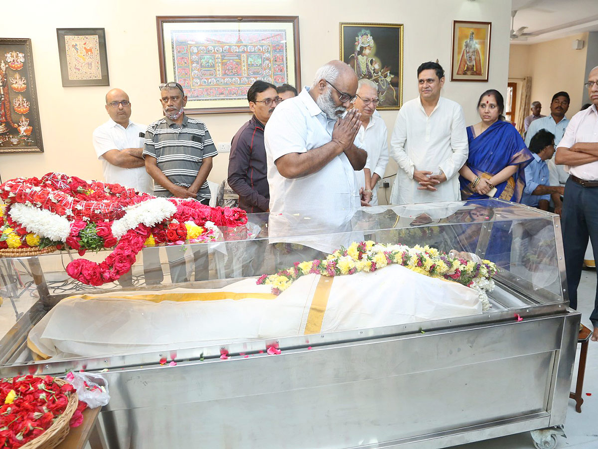 Stars politicians pay last respects to kalatapasvi k viswanath Photos - Sakshi15