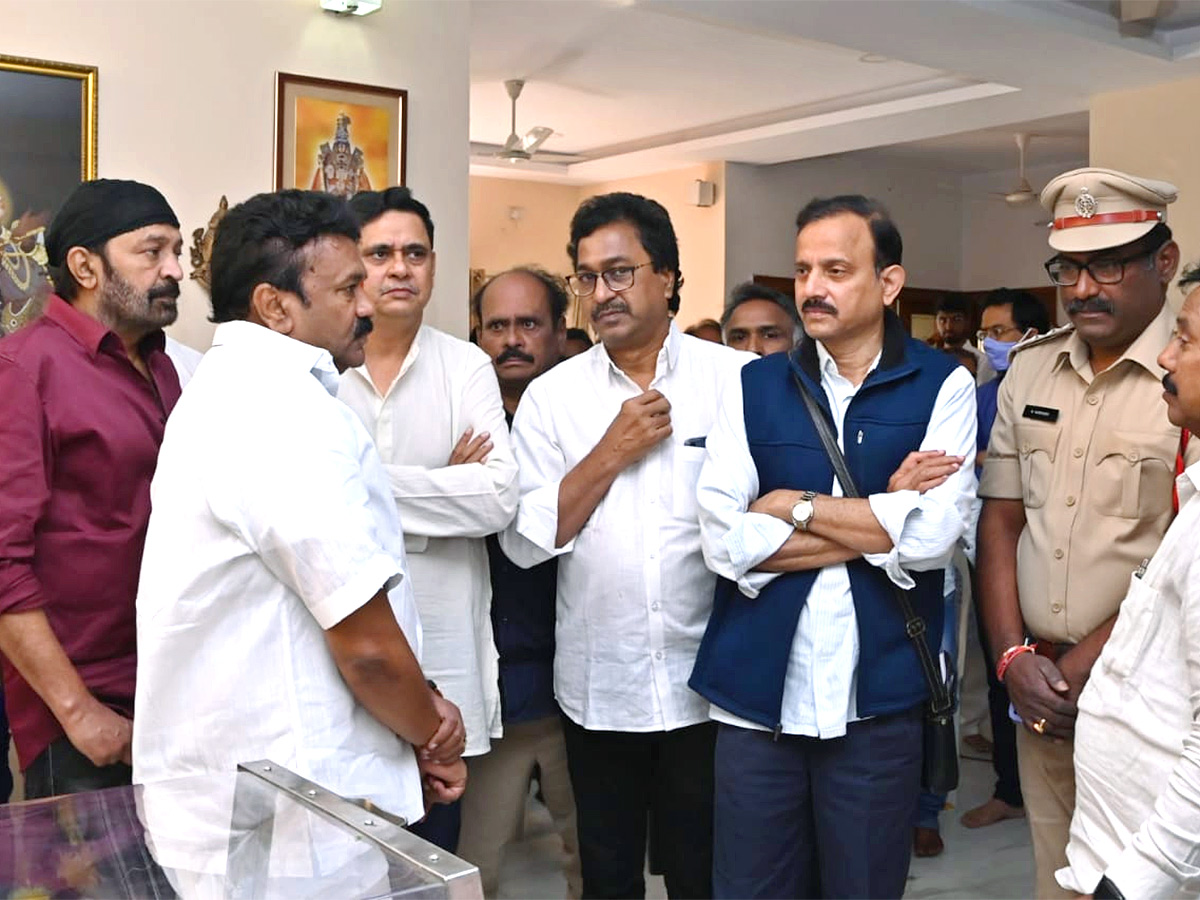 Stars politicians pay last respects to kalatapasvi k viswanath Photos - Sakshi18