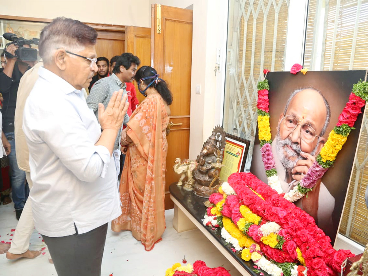 Stars politicians pay last respects to kalatapasvi k viswanath Photos - Sakshi19