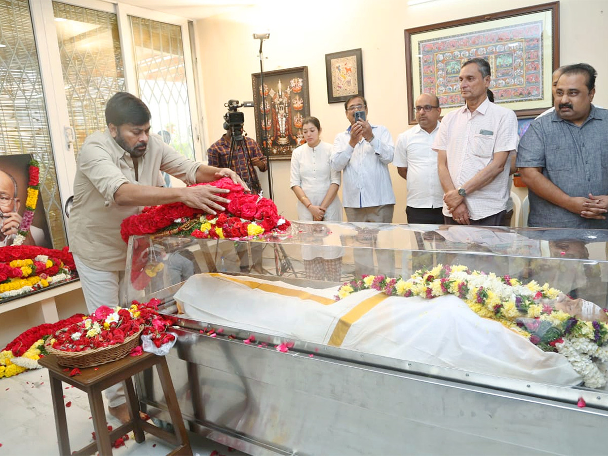 Stars politicians pay last respects to kalatapasvi k viswanath Photos - Sakshi2