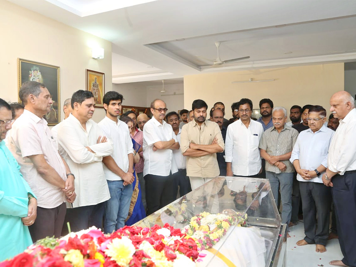 Stars politicians pay last respects to kalatapasvi k viswanath Photos - Sakshi20