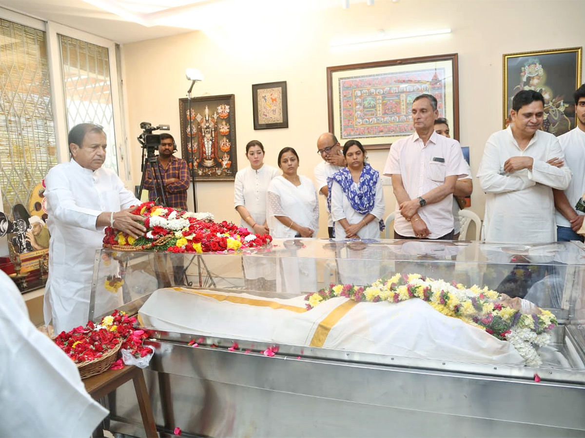 Stars politicians pay last respects to kalatapasvi k viswanath Photos - Sakshi21