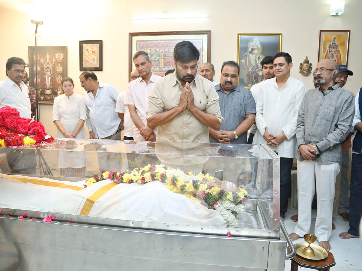 Stars politicians pay last respects to kalatapasvi k viswanath Photos - Sakshi22