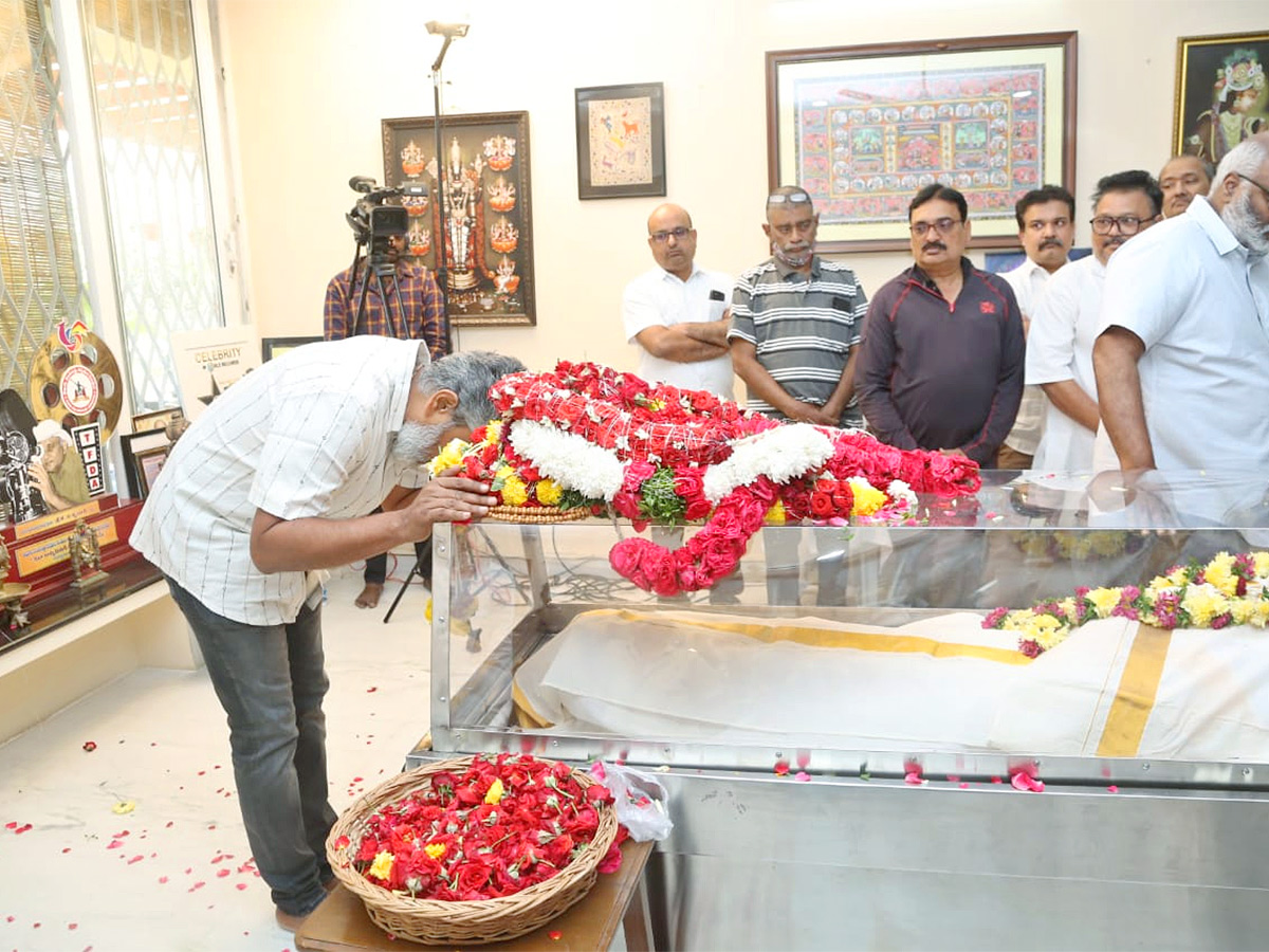 Stars politicians pay last respects to kalatapasvi k viswanath Photos - Sakshi23