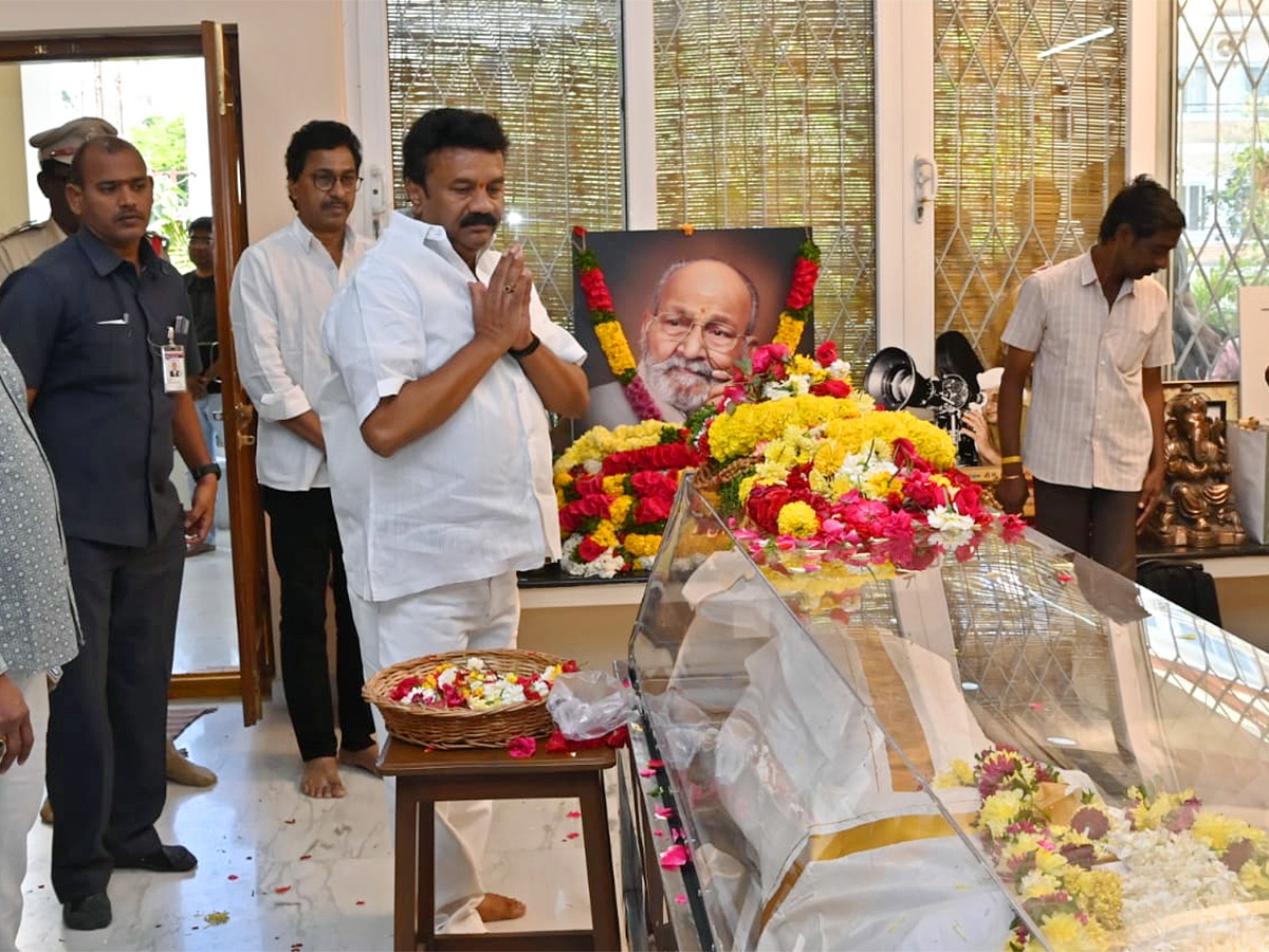 Stars politicians pay last respects to kalatapasvi k viswanath Photos - Sakshi25