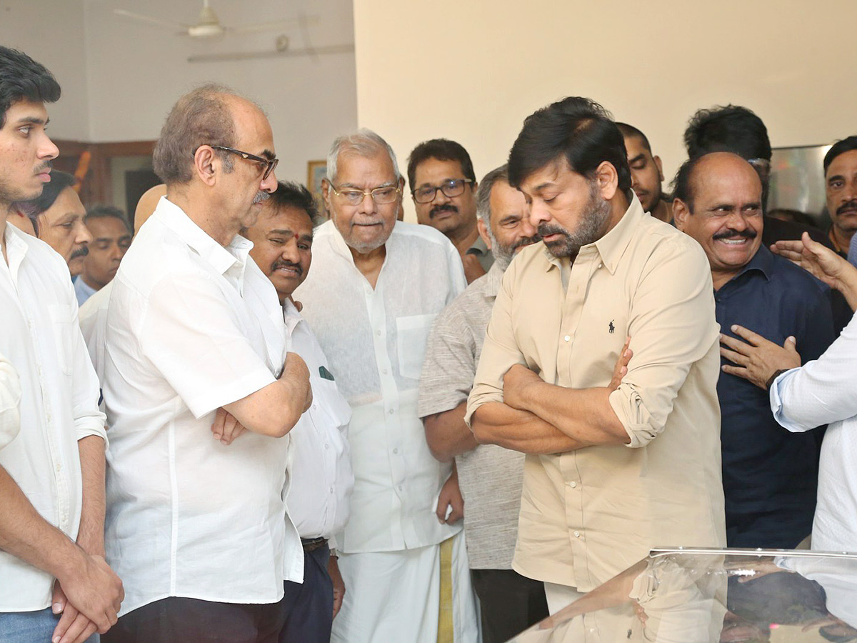 Stars politicians pay last respects to kalatapasvi k viswanath Photos - Sakshi27