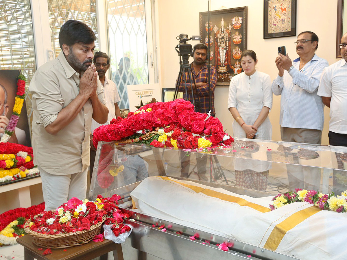 Stars politicians pay last respects to kalatapasvi k viswanath Photos - Sakshi3