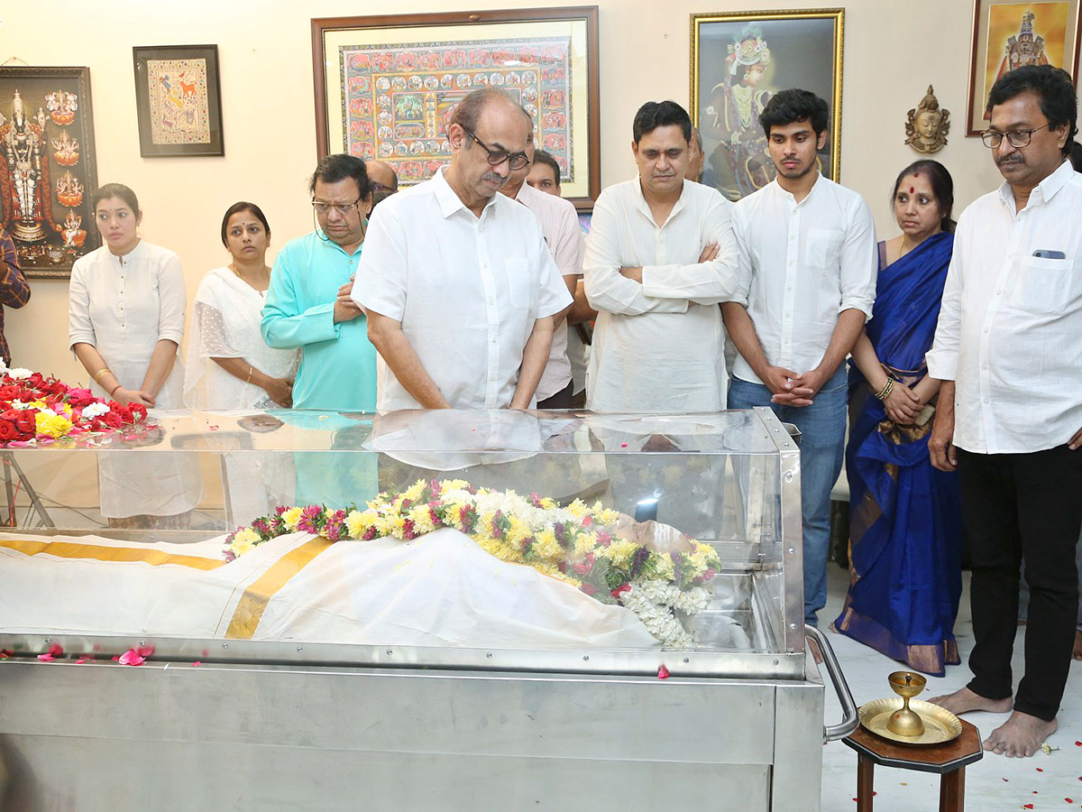 Stars politicians pay last respects to kalatapasvi k viswanath Photos - Sakshi29