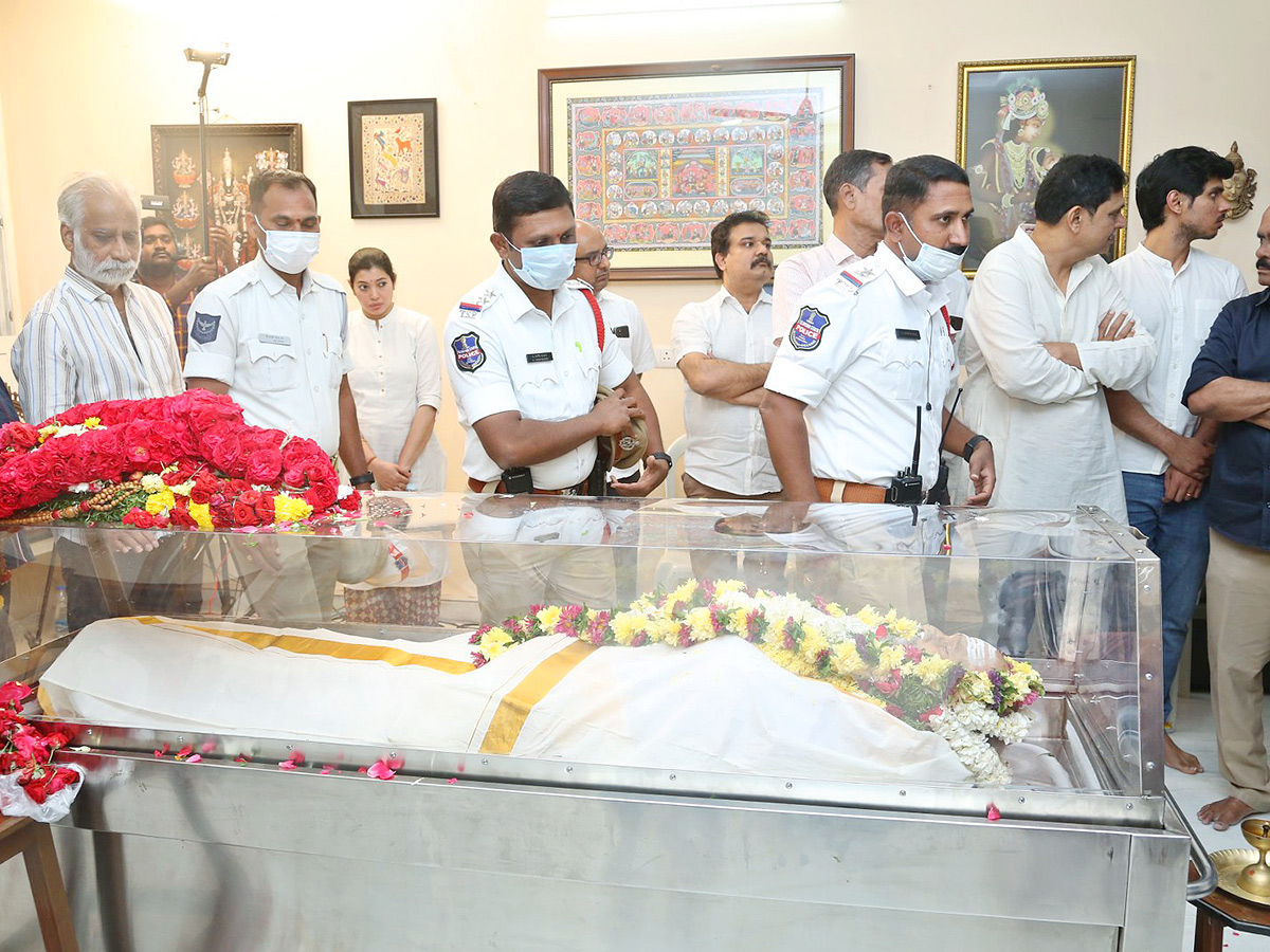 Stars politicians pay last respects to kalatapasvi k viswanath Photos - Sakshi30